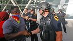 Momen Kompak Polisi-Demonstran di Tengah Aksi Kematian George Floyd