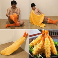 Nah, kali ini pria tersebut berpose seperti makanan ebi fry. Kamu sendiri mungkin tidak pernah menduga bahwa kostum ebi fry bisa dibuat dari kaus kaki berwarna oranye dan selendang berwarna kuning. Foto: Instagram @lowcost_cosplay