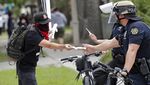 Momen Kompak Polisi-Demonstran di Tengah Aksi Kematian George Floyd