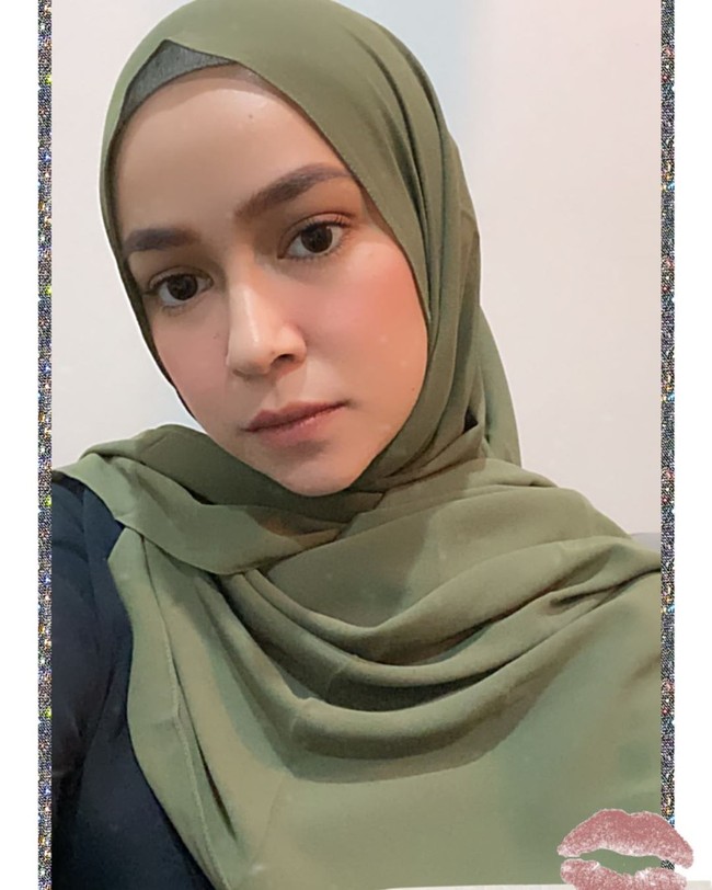 Aryani FitriaAryani Fitriana memulai kariernya dengan menjadi pemenang favorit GADIS Sampul 2002. Pada saat itu usianya masih 14 tahun. Kemudian ia banyak membintangi sinetron dan iklan. Ia mulai dikenal luas lewat sinetron Kepompong bersama Derby Romero, Mikha Tambayong, Dinda Kirana dan Tania Putri. Ia pun sukses membintangi puluhan judul FTV. Dan pada 2016, Aryani Fitria memutuskan untuk mengenakan hijab. Foto: instagram @aryanifitriana24.