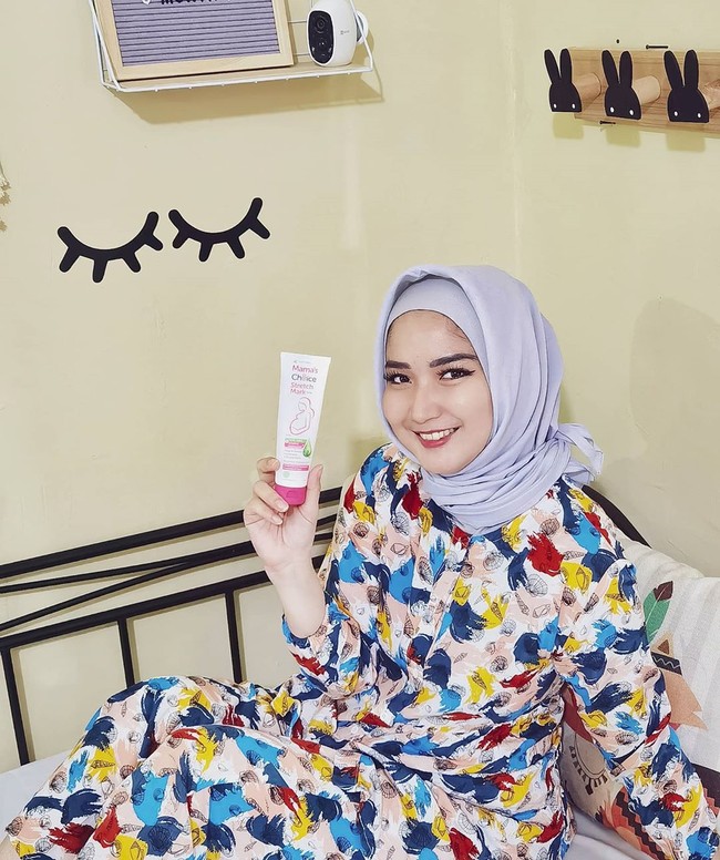 Winda KhairRatu FTV selanjutnya adalah Winda Khair. Wajahnya tentu sudah tak asing lagi bagi kamu yang suka menonton FTV. Mama muda beranak dua ini memutuskan untuk mengenakan hijab pada Ramadhan 2020. Winda pun kini disibukkan dengan kegiatannya menjadi ibu rumah tangga dan kerap membagikan pengalamannya sebagai orangtua di akun Instagramnya @windakhair. Foto: instagram @windakhair.