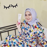 Winda KhairRatu FTV selanjutnya adalah Winda Khair. Wajahnya tentu sudah tak asing lagi bagi kamu yang suka menonton FTV. Mama muda beranak dua ini memutuskan untuk mengenakan hijab pada Ramadhan 2020. Winda pun kini disibukkan dengan kegiatannya menjadi ibu rumah tangga dan kerap membagikan pengalamannya sebagai orangtua di akun Instagramnya @windakhair. Foto: instagram @windakhair.