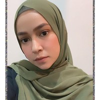 Aryani FitriaAryani Fitriana memulai kariernya dengan menjadi pemenang favorit GADIS Sampul 2002. Pada saat itu usianya masih 14 tahun. Kemudian ia banyak membintangi sinetron dan iklan. Ia mulai dikenal luas lewat sinetron Kepompong bersama Derby Romero, Mikha Tambayong, Dinda Kirana dan Tania Putri. Ia pun sukses membintangi puluhan judul FTV. Dan pada 2016, Aryani Fitria memutuskan untuk mengenakan hijab. Foto: instagram @aryanifitriana24.