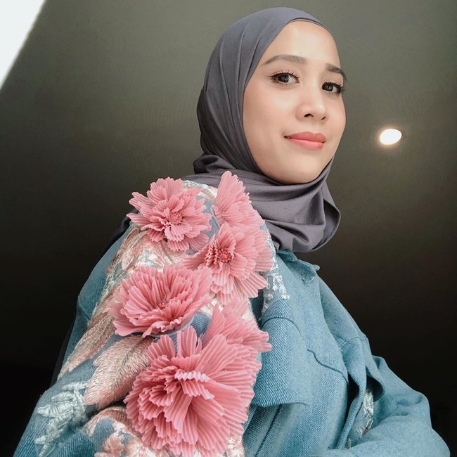 Fanny FabrianaWanita yang mempunyai tinggi badan 173 cm ini mengawali kariernya di dunia akting melalui sinetron Preman Kampus. Fanny Fabriana mulai dikenal lewat perannya sebagai Jingga dalam sinetron Pink bersama Agnes Monica. Selanjutnya ia bermain puluhan judul FTV yang membuat namanya semakin dikenal. Fanny memutuskan untuk mengenakan hijab sejak 29 Maret 2019. Foto: instagram @fannyfabriana.
