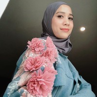 Fanny FabrianaWanita yang mempunyai tinggi badan 173 cm ini mengawali kariernya di dunia akting melalui sinetron Preman Kampus. Fanny Fabriana mulai dikenal lewat perannya sebagai Jingga dalam sinetron Pink bersama Agnes Monica. Selanjutnya ia bermain puluhan judul FTV yang membuat namanya semakin dikenal. Fanny memutuskan untuk mengenakan hijab sejak 29 Maret 2019. Foto: instagram @fannyfabriana.