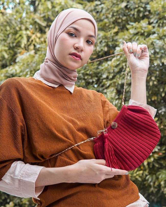 Marsha NatikaWanita berusia 27 tahun ini adalah adik kandung dari Zaskia Adya Mecca dan Haykal Kamil serta adik ipar dari Ferry Ardiansyah dan Hanung Bramantyo. Marsha Natika memulai kariernya lewat sinetron Cinta Mutiara produksi MD Entertainment bersama dengan Marcell Darwin. Masha pun sudah membintangi berbagai judul FTV sejak 2012 hingga 2014. Dan Marsha memutuskan berhijab pada 2015. Foto: instagram @marshanatika.