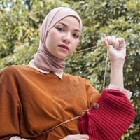 Marsha NatikaWanita berusia 27 tahun ini adalah adik kandung dari Zaskia Adya Mecca dan Haykal Kamil serta adik ipar dari Ferry Ardiansyah dan Hanung Bramantyo. Marsha Natika memulai kariernya lewat sinetron Cinta Mutiara produksi MD Entertainment bersama dengan Marcell Darwin. Masha pun sudah membintangi berbagai judul FTV sejak 2012 hingga 2014. Dan Marsha memutuskan berhijab pada 2015. Foto: instagram @marshanatika.