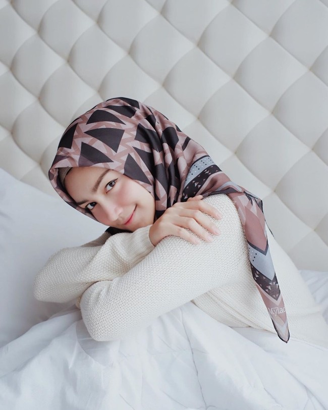 Melody PrimaMelody Prima Ananda Divia yang lahir di Jakarta, 18 Januari 1995 pertama kali bermain di sinetron untuk judul Dia Bukan Cinderella. Saat itu dia berperan sebagai Amanda. Melody Prima juga sudah membintangi puluhan judul FTV sejak 2012. Beberapa FTV yang dibintanginya di antaranya Proposal Cinta Untuk Clara, Ku Genggam Cintamu Di Malioboro dan Sekretaris Tomboy vs OB Cantik. Pada 26 Februari 2018, Melody Prima memutuskan untuk memakai hijab. Foto: instagram @melodyprima.