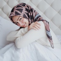Melody PrimaMelody Prima Ananda Divia yang lahir di Jakarta, 18 Januari 1995 pertama kali bermain di sinetron untuk judul Dia Bukan Cinderella. Saat itu dia berperan sebagai Amanda. Melody Prima juga sudah membintangi puluhan judul FTV sejak 2012. Beberapa FTV yang dibintanginya di antaranya Proposal Cinta Untuk Clara, Ku Genggam Cintamu Di Malioboro dan Sekretaris Tomboy vs OB Cantik. Pada 26 Februari 2018, Melody Prima memutuskan untuk memakai hijab. Foto: instagram @melodyprima.
