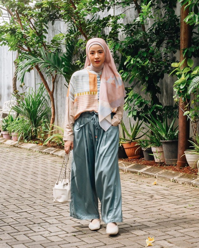 Natasha Rizky Pradita Natasha Rizky Pradita menghiasi beberapa judul FTV di antaranya Calon Istri Ke-10, Cintaku Berakhir di Rumah Susun dan Janji Manis Untuk Mei-Mei. Pada 21 April 2013, Natasha resmi menikah dengan Deddy Mahendra Desta. Dan dia mantap berhijab pada 2015. Natasha kini disibukkan dengan kegiatannya sebagai presenter dan pemilik bisnis hijab yang bernama Alur Cerita. Foto: instagram @natasharizkynew.