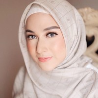 Shadrina Zatulini MunafShadrina Zatulini Munaf atau yang akrab disapa Nina Zatulini mengawali debutnya dengan membintangi sinetron Tarzan Cilik yang ditayangkan di RCTI. Nina kemudian membintangi FTV hingga dikenal sebagai Ratu FTV. Puluhan judul FTV dibintanginya sejak 2009 hingga 2015. Beberapa judul FTV yang diperankan aktris 28 tahun itu di antaranya, Jomblo So What Gitu Loh, Catatan Si Mas Boy, Selendang Cinta Asmara, Kambing Kurban Pembawa Cinta, Jangan Rebut Pacarku dan Mata Mata Cinta. Nina memutuskan untuk mengenakan hijab pada 2017. Foto: instagram @ninazatulini22.