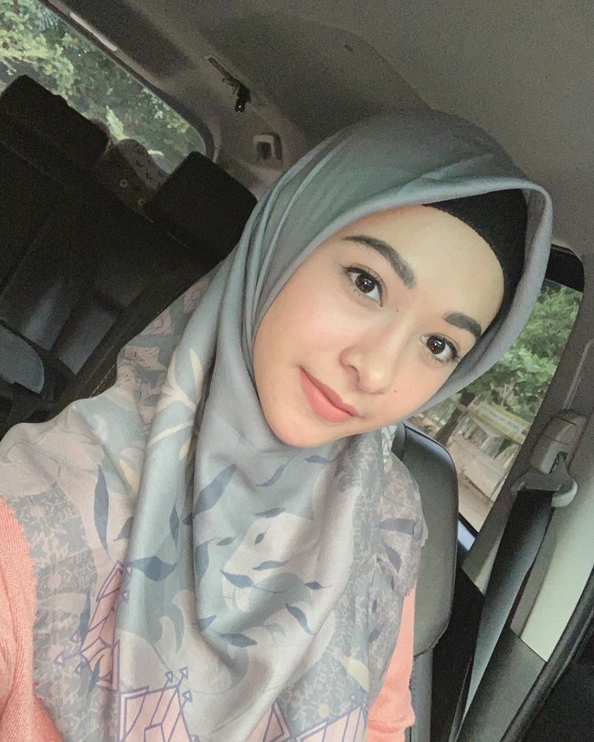 Poppy BungaKarier Poppy Bunga di jagad dunia hiburan dimulai lewat ajang Cover Girl Aneka 2004. Setelah terpilih menjadi salah satu finalis, Poppy pun mendapat berbagai tawaran iklan dan sinetron. Debut sinetronnya adalah sinetron Kafir. Nama gadis berdarah Lampung ini melejit setelah membintangi sinetron Putri yang tayang di SCTV sebagai Lia. Wajahnya kemudian muncul di beberapa judul FTV, seperti Marni Primadona Kampung, Tukang Sampah Cantik Itu Pacarku dan Rahasia Tuhan: Perempuan Pembawa Rizki. Pada 2015, Poppy Bunga mantap berhijab. Foto: instagram @poppybungariphat.