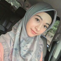 Poppy BungaKarier Poppy Bunga di jagad dunia hiburan dimulai lewat ajang Cover Girl Aneka 2004. Setelah terpilih menjadi salah satu finalis, Poppy pun mendapat berbagai tawaran iklan dan sinetron. Debut sinetronnya adalah sinetron Kafir. Nama gadis berdarah Lampung ini melejit setelah membintangi sinetron Putri yang tayang di SCTV sebagai Lia. Wajahnya kemudian muncul di beberapa judul FTV, seperti Marni Primadona Kampung, Tukang Sampah Cantik Itu Pacarku dan Rahasia Tuhan: Perempuan Pembawa Rizki. Pada 2015, Poppy Bunga mantap berhijab. Foto: instagram @poppybungariphat.