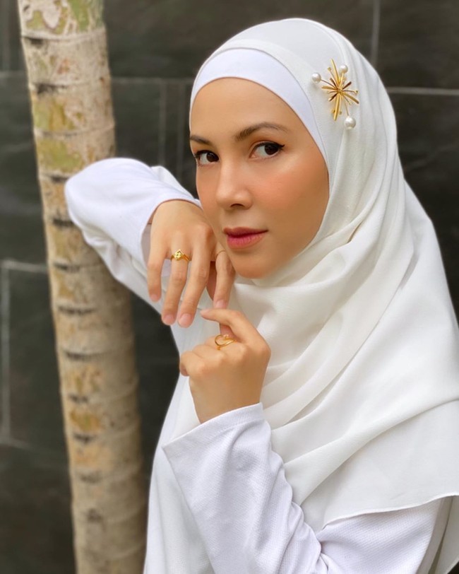 Ratna GalihRatna Galih Indriani mengawali karier di dunia hiburan sebagai model dan bintang iklan. Dia kemudian sukses menjadi aktris FTV mulai 2009. Sederet judul yang dibintanginya di antaranya, Seminggu Tanpa Cinta, Siti of Angel, Distro Lovers dan Loly Brokoli. Pada 2012, Ratna Galih menikah dan fokus menjadi ibu rumah tangga serta berbisnis. Dan pada 2014 ia memutuskan untuk mengenakan hijab. Kini Ratna Galih memiliki beberapa usaha termasuk bisnis di bidang fashion, salah satunya Heaveninc dan Nuts-up. Foto: instagram @ratnagalih.