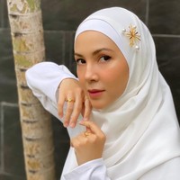 Ratna GalihRatna Galih Indriani mengawali karier di dunia hiburan sebagai model dan bintang iklan. Dia kemudian sukses menjadi aktris FTV mulai 2009. Sederet judul yang dibintanginya di antaranya, Seminggu Tanpa Cinta, Siti of Angel, Distro Lovers dan Loly Brokoli. Pada 2012, Ratna Galih menikah dan fokus menjadi ibu rumah tangga serta berbisnis. Dan pada 2014 ia memutuskan untuk mengenakan hijab. Kini Ratna Galih memiliki beberapa usaha termasuk bisnis di bidang fashion, salah satunya Heaveninc dan Nuts-up. Foto: instagram @ratnagalih.