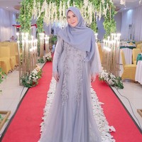 Ryana DeaRyana Dea Maharani memulai karier sebagai Finalis Cover Girl Majalah Aneka Yess pada tahun 2005. Kemudian ia memperoleh peran utama sebagai Arletta di film Puber pada tahun 2008. Ryana Dea alumni mahasiswa fakultas ilmu komunikasi di Universitas Persada Indonesia YAI, Salemba, Jakarta Pusat. Ryana pernah memerankan ratusan judul FTV. Cinta Dalam Sekotak Martabak Manis, Pacarku Tukang Susu, Vespa Merah Cintaku dan masih banyak lagi. Hingga pada 2018 ia mantap untuk mengenakan hijab. Foto: instagram @ryana_dea.