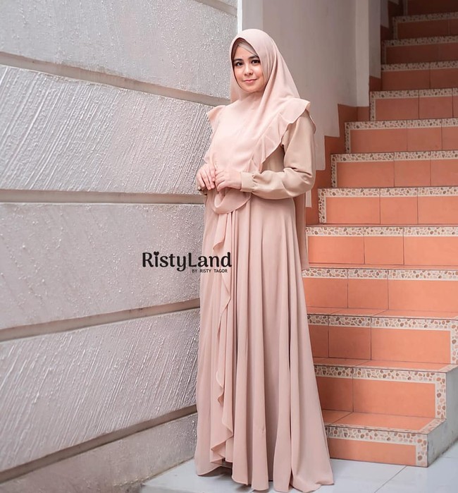 Risty TagorAriestia Ramadhany Tagor Harahap atau lebih dikenal dengan nama Risty Tagor. Anak ketiga dari empat bersaudara ini telah mengenal dunia hiburan sejak kecil. Saat berusia empat tahun, Risty telah membintangi beberapa iklan. Risty juga sudah memerankan puluhan judul FTV, seperti Ridho, Sedangkal Cintaku Segombal Rayumu dan Gantengnya Uztadku. Ia mulai memakai hijab sejak 2012. Setelah menikah dan berhijab, Risty menjalanie karier barunya sebagai desainer brand RistyLand by Risty Tagor. Dia mewujudkan mimpi ibunda tercintanya dengan menyanyikan 10 lagu religi yang diciptakan oleh sang ibu Tjut Mutia. Foto: instagram @ristytagor.