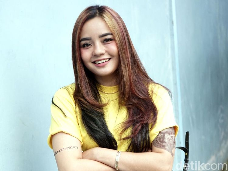 Bantah Pindah Agama, Gita Sinaga Pamer Tato