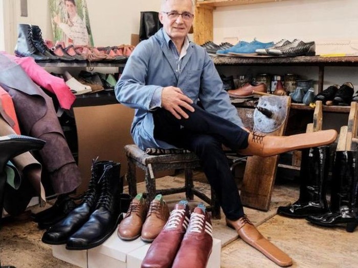 Grigore Lup Girgore Lup membua sepatu Pinokio yang punya hidung panjang untuk paksa orang social distancing.