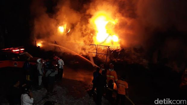 Gudang ban bekas di Kudus terbakar, Rabu (3/6/2020).