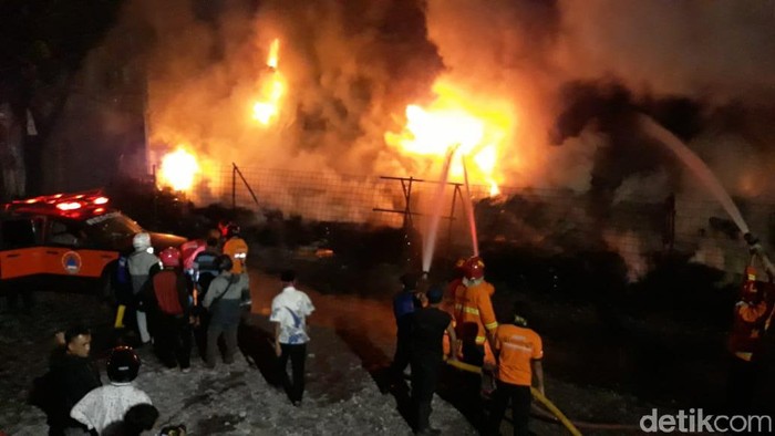 Gudang ban bekas di Kudus terbakar, Rabu (3/6/2020).