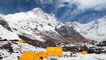 1. Annapurna 1 di Nepal adalah gunung paling mematikan di dunia, merupakan salah satu puncak Himalaya. Rutenya sangat berbahaya karena kecuramannya. Sebanyak 58 orang meninggal dunia dalam 158 upaya menaklukkannya. Foto: (Getty Images/iStockphoto)