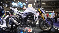 Sebagaimana motor naked, Haojue DR300 ini punya desain ala motor jalanan dengan cover tangki yang besar berkapasitas 16 liter, setang model clip on, jok split seat dan knalpot sporty tunggal. Foto: newmotor.cn