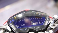 Beberapa fitur unggulan lain, motor ini sudah menggunakan instrumen cluster digital, port pengisian daya USB, ABS dual channel Bosch dan suspensi monoshock pada bagian belakang yang bisa di atur pre-loadnya sebanyak 7 langkah. Foto: newmotor.cn