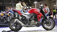 Motor naked dua silinder ini dilepas ke pasar domestik China pada 16 Juni 2020 mendatang. Haojue adalah partner Suzuki di China atas nama Changzou Haojue Suzuki Motorcycle Co.,Ltd. Merek tersebut berhak memasarkan motor Suzuki dengan merubah nama, salah satunya GSX-S300 atau DR300 yang masuk daftar produksi di tahun 2020. Foto: newmotor.cn