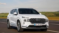 Hyundai Santa Fe MY 2021 menampilkan desain grille sarang lebah (honey comb) lebih besar dari pendahulunya. Kesan besar ini karena grille seolah jadi satu dengan headlamp. Pada model Santa Fe sebelumnya, bagian grille dan lampu utama adalah entitas terpisah.(Foto: Hyundai)