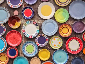 Makan Pakai Piring Warna Ini Bisa Bantu Diet untuk Turunkan Berat Badan