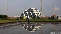 Warga memanfaatkan danau di area Masjid Al Jabbar untuk memancing (Wisma Putra)