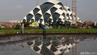 Pembangunan Masjid Al Jabbar dihentikan selama 1,5 tahun karena terimbas badai COVID-19. Artinya, pembangunan molor dari jadwal yang direncanakan, rampung tahun ini. (Wisma Putra)