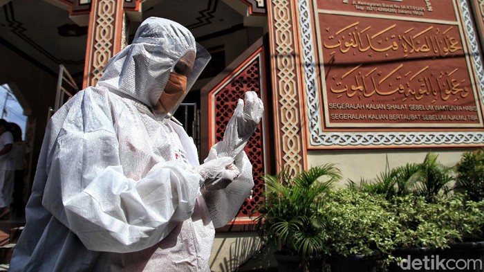 Sejumlah petugas PMI melakuan penyemprotan di kawasan Kemayoran, Jakpus. Operasi disinfeksi menyasar pemukiman padat dan sejumlah masjid.