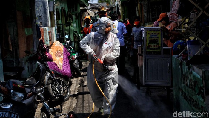 Sejumlah petugas PMI melakuan penyemprotan di kawasan Kemayoran, Jakpus. Operasi disinfeksi menyasar pemukiman padat dan sejumlah masjid.