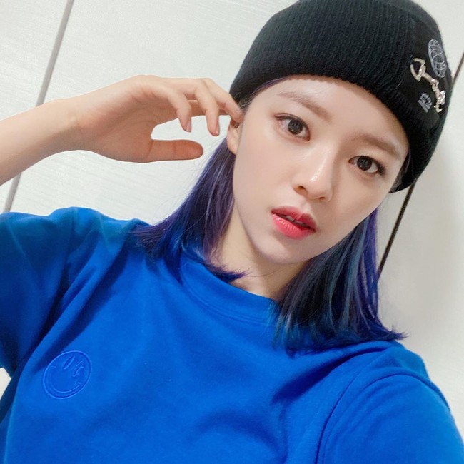 Nomor 9 ada Jeongyeon personel TWICE. Polling ini diikuti oleh 57.394 netizen Korea Selatan. Foto: Instagram/@twicetagram