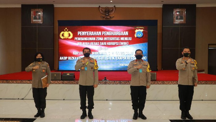 Kapolres Sleman dan Karo SDM Polda DIY terima penghargaan dari Kapolri, Rabu (3/6/2020).