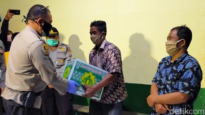 Pria yang berenang di Danau Kawah Ijen mendapat penghargaan. Ia melakukan aksi heroik yakni mengevakuasi jenazah temannya yang menjadi korban gelombang tsunami.