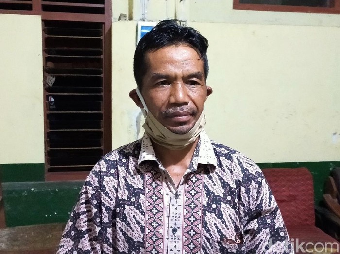 Pria yang berenang di Danau Kawah Ijen mendapat penghargaan. Ia melakukan aksi heroik yakni mengevakuasi jenazah temannya yang menjadi korban gelombang tsunami.