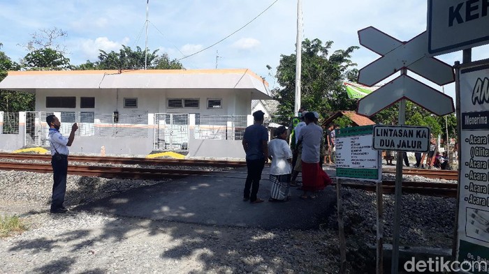 Dua wanita di Bojonegoro tewas tertabrak kereta api jurusan Pasar Turi Surabaya-Bojonegoro. Sementara seorang balita kritis.