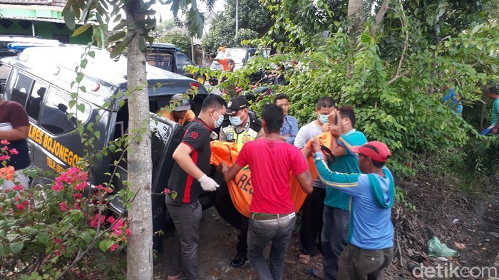 Dua wanita di Bojonegoro tewas tertabrak kereta api jurusan Pasar Turi Surabaya-Bojonegoro. Sementara seorang balita kritis.