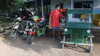 Sasmito berada di mobil dan sepeda listrik buatannya sendiri di Desa Wonoasri, Tempurejo, Jember, Jawa Timur, Rabu (3/6/2020).