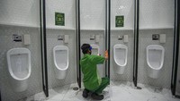 Tak hanya duduk yang berjarak, toilet yang ada di mal tersebut juga menerapkan sistem berjarak, lengkap dengan mesin pembersih tangan otomatis, mesin penjual masker, alat pendeteksi suhu, dan stiker tanda jaga jarak sebagai persiapan operasional di era normal baru.
