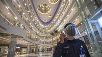 Seorang petugas keamanan yang berjaga juga dibekali dengan face shield guna menekan laju penyebaran virus Corona yang masih terjadi di Indonesia.