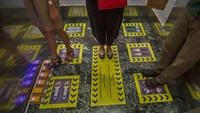 Bahkan fasilitas tombol lift yang biasa berada dan menggunakan tangan pun kini berpindah ditaruh di kaki. Seperti ini yang ada di Mal Central Park, Jakarta, Rabu (3/6/2020). 