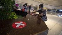 Selain menerapkan protokol kesehatan ketat, sejumlah pusat perbelanjaan juga menyediakan fasilitas pendukung physical distancing, seperti tempat duduk ruang tunggu yang berjarak.