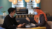 Petugas dengan bermasker dan berpelindung wajah memberikan informasi kepada nasabah di Kantor Cabang Digital Bank Mandiri Syariah Thamrin, Jakarta, Rabu (3/6/2020). Foto: Istimewa.