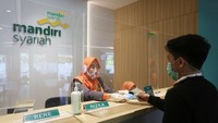 Selain menerapkan protokol kesehatan ketat saat melayani nasabah secara Bank Mandiri Syariah juga melakukan akselerasi teknologi dengan mengedepankan layanan digital sebagai ujung tombak operasional perbankan di era normal baru. Foto: Istimewa.