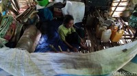 Sudah lebih dua tahun, nenek malang ini tinggal di dalam gubuk tua berukuran 3x4 meter yang dulunya menjadi tempat penyimpanan makanan ternak warga yang tidak terpakai lagi. Mulai dari dinding hingga lantai yang terbuat dari bambu, pun sudah banyak yang rapuh dan patah termakan rayap.