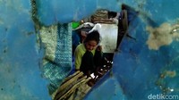 Meski usianya sudah renta, Hadi tetap mencoba hidup mandiri dengan bercocok tanam. Hasilnya, ia jual untuk kebutuhan sehari-hari seperti untuk membeli lauk pauk. Hanya saja, sudah beberapa bulan ini, ia tidak bisa lagi banyak bergerak karena merasa sakit saat mencoba berdiri dan berjalan.